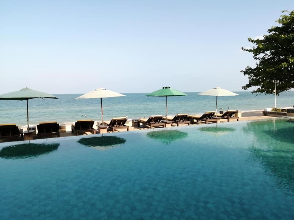 Khanom Golden Beach Hotel Exterior photo