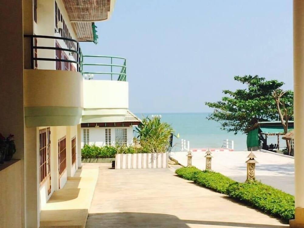 Khanom Golden Beach Hotel Exterior photo